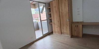 ¡Apartaestudio en arriendo en Las Nieves, con excelente ubicación!
A pocos pasos de la Av. Ciudad de Lima, Universidad Central, Carrera 4 y Tienda Ara. Consta de 1 habitación con clóset, baño social, cocina semi integral, gas natural, calentador eléctrico y zona de ropas no cuenta con salacomedor. Tercer piso con ascensor. Conjunto con salón comunal y zonas verdes.
Administración incluida. ¡Ideal para vivir cómodo y bien ubicado!
(No incluye parqueadero).