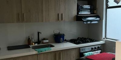 Cómodo apartamento ubicado en playa rica, cuenta con un área de 73mts, 3 habitaciones, 2 baños, 3closet, sala comedor, cocina integral con red de gas, balcón, calentador.
Cerca de: rutas de trasporte, supermercados.