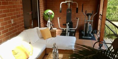 Vendo hermosa y espaciosa casa con vista hacia los Farallones de Cali en condominio muy arborizado en barrio exclusivo. Cuenta con 170 metros cuadrados. Consta de: 3 habitaciones con altillos, con clóset diseñados y baño, habitación principal con balcón, vestier y baño, sala de TV o estudio, zona BBQ en balcón principal, baño social, cocina integral abierta tipo americana, alcoba de servicio con baño, zona de ropas, dos depósitos, garaje doble lineal bajo techo, parqueadero visitantes. Acabados de lujo, se entrega con dos aires acondicionados. Zona social cuenta con turco, piscina para adultos y otra para niños, dos parques de juegos infantiles, senderos ecológicos. Cerca a zona de reserva ecológica.