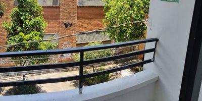 Encuentra tu nuevo hogar! Apartamento amplio y luminoso en el exclusivo barrio de Asturias 
Ubicado en uno de los sectores más tranquilos y verdes de Itagüí, este espacioso apartamento de 70m2 está listo para que lo hagas tuyo. 
Con 3 amplias alcobas que invitan al descanso y relajación, cada una con su propio closet, podrás disfrutar de tu privacidad y comodidad. Además, sus 3 completos baños dan solución a todas tus necesidades.
La moderna y luminosa cocina integral, equipada con electrodomésticos de alta gama, hará de cada comida una delicia. Desde ella podrás disfrutar de los mejores atardeceres desde el amplio balcón.
La sala-comedor, amplia y acogedora, es el lugar ideal para compartir en familia o con amigos. Cuenta además con calentador para que no sientas ningún frío. 
Con citófono para mayor seguridad y ubicado en una zona verde y tranquila, este apartamento en Asturias es tu nueva casa ideal. ¡Llámame hoy mismo para agendar una visita!
Espero que esta descripción resalte de 