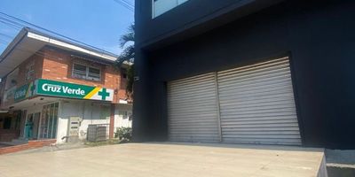 Descubre este amplio local de 500 metros cuadrados ubicado en una zona privilegiada de la ciudad. Con una distribución versátil y espacios diáfanos, este inmueble ofrece infinitas posibilidades para adaptarse a tus necesidades comerciales. Su ubicación estratégica garantiza una alta visibilidad y tráfico de clientes potenciales. No pierdas la oportunidad de establecer tu negocio en este lugar único que promete ser el escenario perfecto para alcanzar el éxito. Área primer piso 331.71, área segundo piso 331.71  ¡Contáctanos para más información!