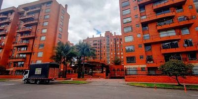 ¡Espectacular Apartamento en Ciudad Salitre! Vive en el lujo y la comodidad que te ofrece este espectacular apartamento de 153.7m, completamente remodelado Ciudad Salitre. Ubicado en el piso cuarto, con ascensor, disfrutarás de vistas panorámicas y ventilación cruzada. Cuenta con 4 amplias habitaciones, cada una con baño en suite y closet, estudio, sala comedor independiente, cocina integral equipada con electrodomésticos de última generación, zona de lavandería, dos balcones., dos parqueaderos que te garantizan siempre un lugar seguro para tus vehículos, y un depósito amplio te permitirán almacenar tus pertenencias con comodidad. Además, el conjunto residencial cuenta con múltiples amenidades, como piscina, gimnasio, sauna, zonas verdes, parque infantil y seguridad 247. También su estratégica ubicación te brinda fácil acceso al Aeropuerto Internacional El Dorado, centros comerciales y principales vías de la ciudad. ¡No pierdas la oportunidad de vivir en un LUGAR exclusi