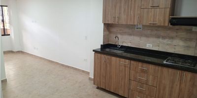 Cuenta con 3 alcobas con clóset, 2 baños cabinados, cocina integral con red de gas, patio como zona de ropas, calentador de agua, balcón con vista exterior, buena iluminación natural y buena ventilación.

Excelente ubicación, rodeada de zonas verdes, con facilidad de transporte público variado, estación del metro Santa Lucía y La Floresta, fácil acceso a la calle 44 (avenida San Juan) y avenida 80.

Cerca de zona de comercio, tiendas de barrio y supermercados, parqueaderos 24 horas, colegios, universidades, Éxito de Laureles a 8 minutos, unidad deportiva La Floresta e iglesias.

Para mayor información, comunícate al 3117706560.

Intermobiliaria Poblado S.A.S