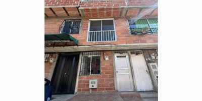 ?Casa en Arriendo, Calasanz, Medellín ?

✅ Comodidad y Espacio para Tu Familia ?‍?‍?‍?


 
 Sala Comedor y una Sala de Star adicional.?️?
 
 
 Cocina: Integral moderna con red de gas. ??
 
 
 3 alcobas (una con clóset). ?️
 
 
 3 baños ?
 
 
 2 balcones
 
 
 1 patio interno
 
 
 terraza?☀️
 
 
 Otros: Zona de ropas y parqueaderos comunes. ??️
 


? Un Entorno Inmejorable: Educación y Servicios Cerca

Educación y Puntos de Referencia Clave ??


 
 Universidad Católica Luis Amigó?
 
 
 I.E. Mariscal Robledo ?
 
 
 Comercio: Tienes cerca, minimercados y supermercados como Madrid La 80. ?
 


Movilidad a tu Alcance ??

Metro: Tiendras muy cerca varias estaciones clave de la Línea B (¡ideal para ir al Estadio o al Centro!):


 
 Estación San Javier ?
 
 
 Estación Santa Lucía ?
 
 
 Estación Floresta ?
 
 
 Estación Estadio ?️
 
 
 Terminales de Buses: Proximidad al Terminal de Buses Calasanz, Boston y Blanquizal, lo que te conecta con muchas rutas dentro y fuera del sector. ?
 


¡No pierdas la oportunidad de vivir en una casa amplia y bien ubicada en Calasanz! Contáctanos para agendar tu visita.

? ¡disfruta de una vida confortable y segura! ?
