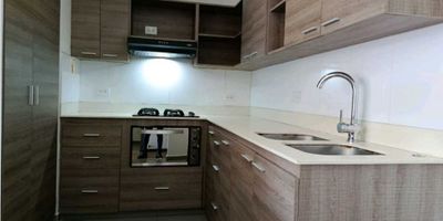 Comodo Y amplio apartamento con buena iluminación muy buena ubicación excelentes acabados modernos una distribución con buena Sala comedor con balcón cocina con buenos espacios en sus alacenas tres baños y tres habitaciones todas con su respectivo closet dos parqueaderos unidad completa en su zona sociales ideal para usted y su familia y sus mascota con buenas integraciones de rutas de transporte centros comerciales Iglesias y hospitales 