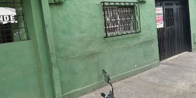 casa con 86.90 mtrs primer piso cuenta con 4 habitaciones, 2 baños, patio, cocina semi integral, sala comedor, zona de ropas, patio, con parqueadero para motos o negocio con un valor de venta $270.000.000 NEGOCIABLES
