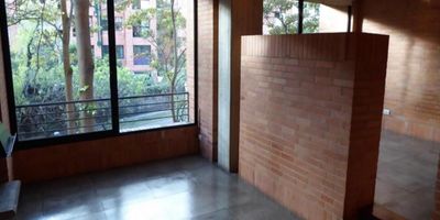 Amplio apartaestudio tipo loft con ideal ubicación. Su zona social es acogedora y luminosa, lo cual le permitirá tener un espacio cómodo ideal para recibir a sus invitados y compartir momentos especiales. Además, cuenta con una espectacular vista a los cerros orientales de la ciudad. Se encuentra ubicado en una zona tranquila y exclusiva, rodeada de zonas verdes, con fácil acceso a restaurantes y centros comerciales con fácil acceso por las carreras 7 y 9 Contáctenos y agende su cita.