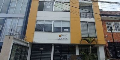 Espectacular apartaestudio en Chapinero Occidental. Ubicado en el edificio Spazio San Luis, sobre la Calle 58. A pocos pasos de la Iglesia de Lourdes, el Parque de los Hippies, el SENA Chapinero y la zona comercial. Con cercanía a la Avenida Caracas y excelente acceso a transporte público, lo que lo convierte en un lugar ideal para vivir solo o en pareja, en un entorno tranquilo y bien conectado. Este apartaestudio te encantará por su excelente iluminación natural y sus modernos acabados. Disfruta de una práctica cocina semiintegral eléctrica, una alcoba con clóset y un baño cómodo. Además, tendrás acceso a lavandería comunal, pensada para tu comodidad y estilo de vida. Para más información, contáctenos al 320 374 7085 o al correo electrónico jacquelin.hernandezinmobiliariabogota.com.El equipo de Inmobiliaria Bogotá está comprometido en brindar una experiencia de vida excepcional a nuestros clientes desde el primer momento en que se unen a nuestra comunidad.