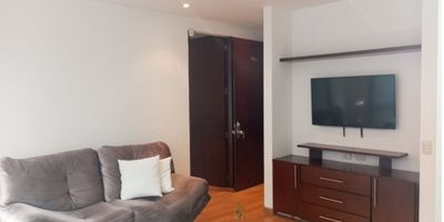 Hermoso apartamento amoblado con ideal ubicación, su zona social es amplia y luminosa con pisos de madera laminada,  habitación privada y amplia con su respectivo closet y baño privado con división de vidrio templado y mueble de madera en lavamos 2 baños, un parqueadero exclusivo, esta ubicado en un edificio sistematizado pequeño y tranquilo con puertas de seguridad eléctricas peatonal y vehicular. Excelente ubicación donde podrá encontrar Carulla, pan paya, droguerías, Ara, D-1, zona rodeada de parques con facilidad a transporte por la Avenida 9, carrera séptima, calle 127, calle 134, con cercanía a centros comerciales como Unicentro, palatino y hacienda santa bárbara donde podrá encontrar bancos, restaurantes, tiendas de ropa y super mercados de cadena como Éxito, Jumbo y a tan solo unos minutos las clínicas santa fe y clínica el bosque. Contáctenos y agende su cita. Hasleidy Baracaldo Cel. 316-010 8506