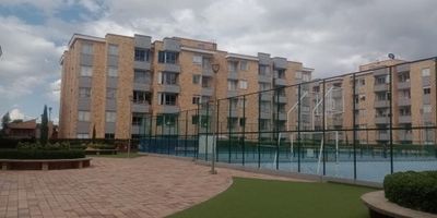 Lindo  Apartamento,  amplio  e iluminado,  cuenta con  sala comedor en el mismo ambiente,   estudio,  3 habitaciones la principal con baño, cocina  integral, se entrega encortinado, zona de lavandería,  tiene balcón en la sala y en la habitación principal, todas las habitaciones tiene closet,   pisos en laminado y cerámica, ubicado en un 5 piso con ascensor,  cuenta con 2 parqueaderos cubiertos y 1 deposito,  área construida  92mts, ubicado  por la Avenida chilacos, cerca a Jumbo.