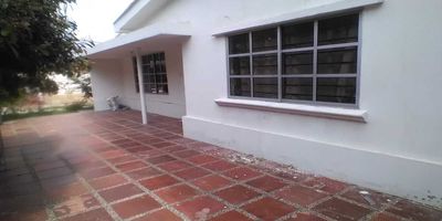 Casa en arriendo en Alto Bosque es una excelente opción para quienes buscan un espacio amplio, cómodo y en una zona tranquila y segura. Este sector es conocido por su ambiente residencial, rodeado de naturaleza y con fácil acceso a servicios y vías principales. Características principales de la casa en Alto Bosque: Ubicación: Situada en un sector residencial de alto nivel, con cercanía a parques, colegios, supermercados y otros servicios esenciales. Tamaño y distribución: Espaciosa, con varias habitaciones, sala, comedor, cocina equipada, áreas de servicio y, en muchos casos, espacios exteriores como jardín o patio para disfrutar al aire libre. Diseño y acabados: Modernos, con acabados de calidad, buena iluminación natural y ventilación, ideales para familias o quienes buscan comodidad.  Infraestructura: La propiedad puede contar con garaje, zonas verdes, áreas sociales y seguridad, dependiendo del inmueble específico. Condiciones de arriendo: Contrato flexible, con diferentes opciones de duración y condiciones que se ajustan a las necesidades del arrendatario. Si deseas más información sobre casas disponibles en Alto Bosque o quieres coordinar una visita, no dudes en contactarme. Estoy aquí para ayudarte a encontrar la opción que mejor se adapte a tus necesidades.