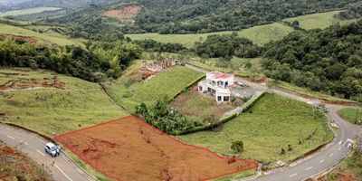 Ubicado a solo 40 minutos de Cali, sobre la vía que de Palmira conduce a la Hacienda El Paraíso, pasando por Tienda Nueva.
Este exclusivo condominio campestre cuenta con 232 lotes, y es único en su clase en el Valle del Cauca.
Disfruta de una ubicación privilegiada, con el mejor clima, paisajes espectaculares rodeados de agua y bosques protegidos, ideales para construir la casa de tus sueños, adaptada a tu gusto y necesidades.
Características del condominio:
5 lagos
7 bosques
Cancha de fútbol.
Zona de picnic
iluminación solar. 
Agua potable-
4.5 km de sendero.