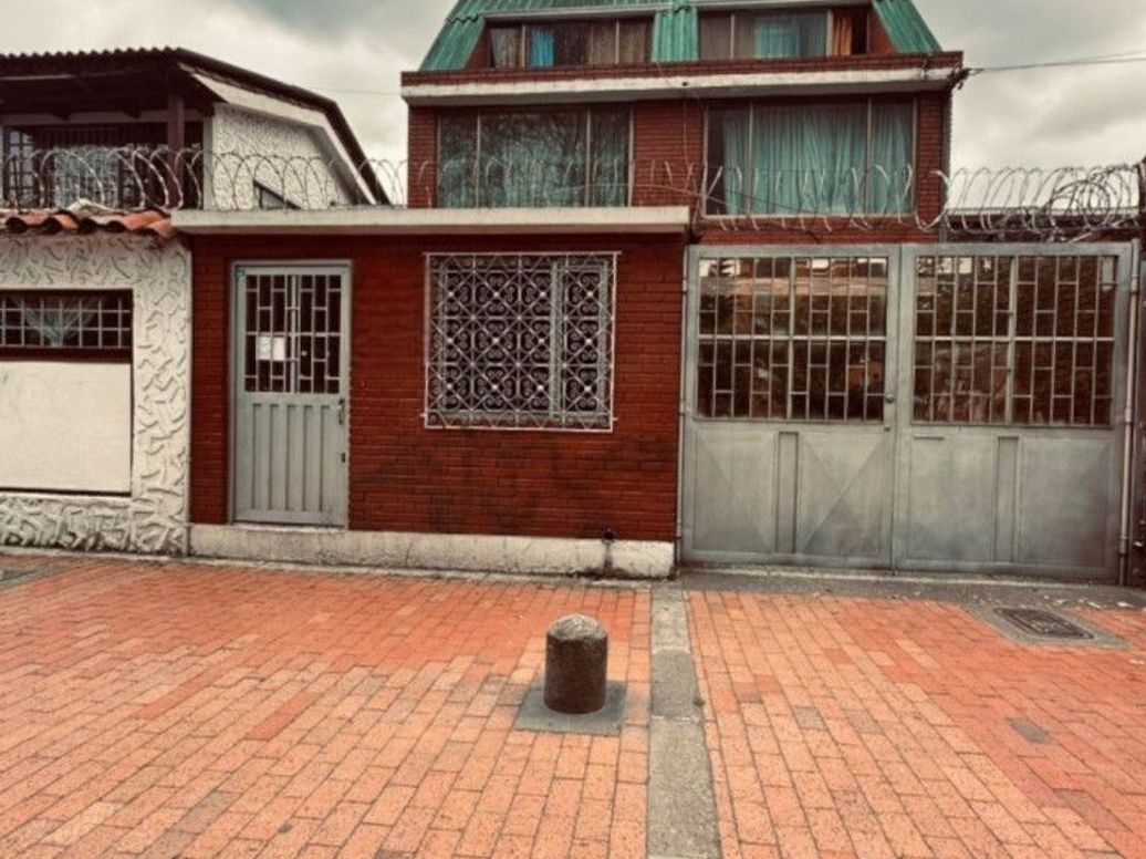 Casa de 3 alcobas en venta en La Esmeralda, Bogotá, 175 m² · foto 2 de 4
