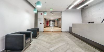 Moderna oficina amoblada ubicada en el Centro Empresarial Pontevedra (Edificio AAA con certificación ambiental) con espectacular diseño de espacios y acabados. La oficina cuenta con amplia recepción, oficina gerencial con baño, tres oficinas adicionales cerradas, espacio adaptado de bodega, tres salas de juntas, cuarto técnico, cocina y zona de comidas. La oficina tiene en total con 120 puestos de trabajo. Adicionalmente, está el derecho uso exclusivo de una terraza de 340 mts2. La oficina cuenta con 15 parqueaderos en total, 11 sencillos independientes y 4 parqueaderos dobles. En el edificio hay dos pilas de baño por piso, baño de discapacitados, 7 ascensores, dos salas de juntas grandes comunales, cafetería comunal, comercio en el primer piso y plazoleta de comidas.