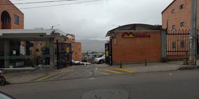 Se arrienda apto en quinto piso, conj molinos de milenio, consta de sala comedor con vista Interior,  3 alcobas con su respectivo closet, 1 baño con ducha electrica, cocina semi integral, buen transporte publico, supermercados, administracion incluida