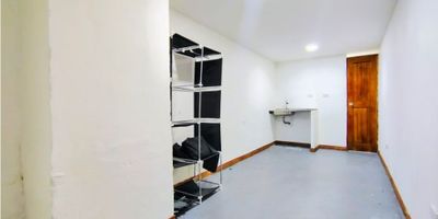 ¿Estás buscando un espacio práctico y económico en Itagüí? Este apartaestudio en arriendo, ubicado en el sector Villa Paula, es la opción perfecta para quienes desean independencia y comodidad en un ambiente funcional.
El inmueble cuenta con un solo ambiente bien distribuido, que integra habitación y área social en un mismo espacio, ofreciendo la practicidad que necesitan estudiantes, parejas o personas solteras. Dispone de 1 baño completo, una cocina sencilla de fácil uso y un área total de 20 m², diseñada para aprovechar cada rincón de manera eficiente.
Uno de sus mayores beneficios es que el arriendo incluye los servicios públicos, lo que brinda mayor tranquilidad y control en los gastos mensuales. Su ubicación en estrato 3 dentro del sector Villa Paula lo convierte en una excelente alternativa por su cercanía a comercio, transporte y zonas residenciales de fácil acceso.
Si lo que buscas es un lugar cómodo, accesible y con todo lo necesario para tu vida diaria, este apartaestudio es la oportunidad ideal. Agenda tu cita hoy mismo con Arrendamientos Alnago e identifica el inmueble con el código S-1382.
