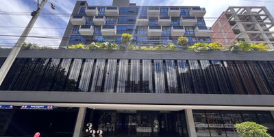 Oficina en arriendo sobre la 33, en moderno centro de negocios con ubicacion estrategica. Edificio con porteria 24 horas, parqueadero para mayor comodidad y seguridad. Espacio con cocineta y bano privado, ideal para empresas o profesionales que buscan un lugar funcional y representativo. Rodeada de comercio, servicios y excelente acceso vial en pleno corazon de Medellin. Que esperas para contactarnos? 