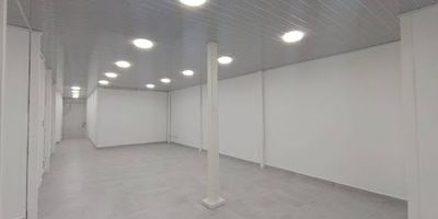 Inmobiliaria Giraldo Castaño te ofrece un Local en Arriendo – Centro
Amplio local comercial de 100 m², ubicado en el primer piso en pleno centro de la ciudad, ideal para negocios que requieran visibilidad y fácil acceso.
El espacio cuenta con un área abierta muy amplia, cocineta, bodega de apoyo y 1 baño, ofreciendo funcionalidad y versatilidad para diferentes tipos de comercio u oficina.
Canon de arrendamiento: $5.000.000.
¡Una excelente oportunidad para tu negocio en una de las zonas más transitadas de la ciudad!