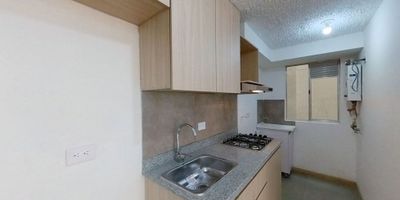Apartamento en Serralta venta de 41M², con vista interior, ubicado en un 4to piso (Torre 3 Apto 404), acceso por ascensor y escaleras, parqueadero privado (103). Consta de 2 habitaciones, 1 baño, sala comedor, cocina integral y zona de lavandería. Tiene piso laminado en habitaciones, zona social y piso cerámico en todas sus zonas. El conjunto cuenta con zonas verdes, club house, piscina, salón comunal y vigilancia privada las 24 horas. Cerca a centro comercial San Telmo; cerca a almacenes de cadena como Éxito, Olímpica, Tiendas Ara y D1; cerca a colegio Celestin Freinet Chía, Universidad de La Sabana; Vías de acceso por la Calle 4 y Carrera 1.NID 21176168539 
