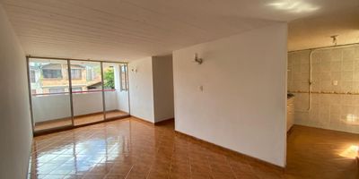 Apartamento en unidad cerrada, portería 24/7, cuenta con buena ruta de servicio publico, son 2 apartamentos por piso, torres de 5 pisos, amplias zonas comunes, juegos, parqueadero comunitario, 160.000 de administración, un promedio de 160.000 de servicios públicos, muy bien habitada la unidad, el apartamento se encuentra como nuevo, cuenta con 3 alcobas, dos baños, 1 sin ducha, sala comedor, cocina y patio de ropas, balcón a la calle.