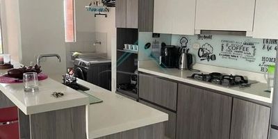 Ubicado en un sector de alta valorización. Un complejo de urbanizaciones con espacios de comercio y diversión. El mejor punto para vivir en Rionegro.