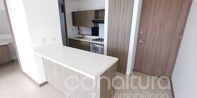 472-7990 Conaltura Inmobiliaria arrienda un moderno apartaestudio en la Loma de Las Brujas  Envigado, ideal para quienes buscan exclusividad, ubicación estratégica y un estilo de vida tranquilo. Con 65 m, este inmueble cuenta con 1 alcoba, 2 baños, vestier, sala comedor, balcón y cocina integral, además de parqueadero cubierto. Sus espacios modernos y bien distribuidos lo convierten en la opción perfecta para quienes buscan confort y practicidad. La unidad residencial ofrece completas zonas comunes piscina, gimnasio, salón social, juegos infantiles, turco, sauna, jacuzzi, zonas verdes, portería 24 horas y parqueaderos de visitantes, que garantizan seguridad, bienestar y entretenimiento. Ubicación privilegiada cerca de City Plaza, Mall Guadalcanal, Hospital Manuel Uribe Ángel, Transversal de la Montaña y Transversal Intermedia, con rutas integradas hacia el metro.