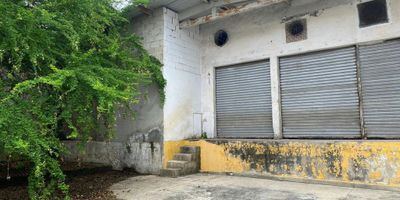 CODIGO INTERNO 27401. Descubre esta impresionante bodega ubicada en una zona privilegiada de la ciudad. Con 570 metros cuadrados de espacio, este inmueble ofrece infinitas posibilidades para tu negocio. Su diseño moderno y funcional se adapta a diversas necesidades, brindando comodidad y eficiencia en cada rincón. No pierdas la oportunidad de potenciar tu empresa en este lugar único. ¡Contáctanos para más información y haz realidad tus proyectos empresariales!