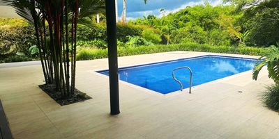 Casa Campestre en venta en Cerritos en unidad cerrada cerca a supermercados de cadena, rutas de transporte público y servicios complementarios de la zona. Cuenta con comedor y salacomedor, pisos en cerámica, estudio, cuatro habitaciones, cuatro baños, cocina integral en mesón de Quartzone, estufa, calentador a gas, área de servicios, zona de ropas, jardín y antejardín. La unidad posee de seis parqueaderos, cuatro descubiertos y dos cubiertos, zonas verdes, circuito cerrado de tv, vigilancia y portería las 24 horas. Inmueble sujeto a verificación de disponibilidad.