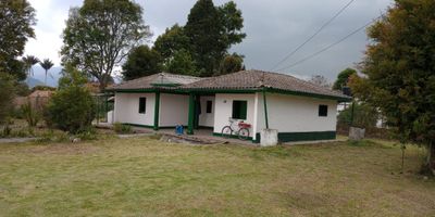 LOTE DE 1378 METROS, VEREDA LA BALSA CON TODOS LOS SERVICIOS. MUY CERCA DE LA VARIANTE. CERCADO CON REJA. HERMOSA CASA ANTIGUA DE SALA, COMEDOR, BAÑO, TRES ALCOBAS, ZONA DE LAVANDERÍA. 