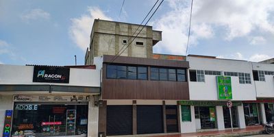 En Financar Inmobiliaria le presentamos una excelente oportunidad de inversión y vivienda en un solo lugar. Este inmueble de dos niveles ofrece una combinación perfecta entre funcionalidad y rentabilidad, ideal para quienes desean emprender o generar ingresos sin alejarse de su hogar.

En el primer nivel encontrará un amplio local comercial de 44 metros cuadrados con baño privado, ideal para desarrollar su negocio o arrendarlo como fuente adicional de ingresos. Su ubicación estratégica y el diseño versátil lo convierten en una opción muy atractiva dentro del sector.

En el segundo nivel se encuentra un cómodo apartamento que cuenta con dos alcobas, cada una con su baño privado, lo que garantiza privacidad y confort para todos los miembros del hogar. La cocina integral está diseñada para brindar practicidad y un ambiente moderno, convirtiendo cada momento en casa en una experiencia agradable.

Con el respaldo y la asesoría de Financar Inmobiliaria, adquirir esta propiedad es un proceso ágil y confiable. Gracias a nuestro servicio profesional, será muy fácil que este inmueble se convierta en su nuevo hogar y en una inversión inteligente para su futuro.