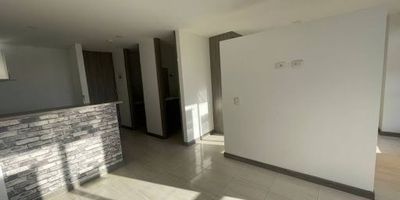 ¡apartaestudio en venta en el corazón de pereira! vive con comodidad y excelente ubicación en este acogedor apartaestudio cerca al centro comercial alcides arévalo, parque bolivar, bancos, comercio y con fácil acceso a transporte público. características cocina integral tipo americana. ventanales de piso a techo con vista a la ciudad, ideal para estudiantes, profesionales o quienes buscan practicidad y cercanía a todo. ubicación central y estratégica, perfecta para moverte por la ciudad. ¡agenda tu visita hoy mismo y descubre tu próximo espacio!