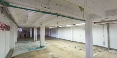 Se arrienda local ubicado en el tercer piso de edificación en zona industrial de la ciudad, con estratégica cercanía al aeropuerto Olaya Herrera. El espacio cuenta con un área total de 200 metros cuadrados, distribuidos en un ambiente amplio y funcional, ideal para almacenamiento liviano o actividades de manufactura. Incluye baños, cocineta y una excelente iluminación natural, brindando comodidad y versatilidad para distintos tipos de negocio. Para más información y programación de visitas, comunícate con nuestras líneas de atención al cliente.