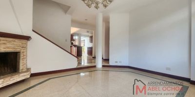 Ubicada en uno de los sectores más exclusivos de Envigado, esta hermosa casa de 186m2 cuenta con todas las comodidades que necesitas para vivir a gusto. 
Cuenta en el primer piso con alcoba de servicio con su baño, sala comedor, cocina abierta, patio amplio y baño social.En el segundo piso podemos encontrar 2 habitaciones y un amplio hall.Finalmente en el tercer piso encontramos dos habitaciones y un baño adicional.La casa cuenta con parqueadero cubierto.
La unidad cuenta con gimnasio, salon social y juegos infantiles. Unidad con vigilancia las 24 horas.Cerca a supermercados, al inder, faciles vias de acceso.