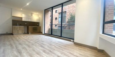 Apartamento en venta en El Refugio de 55m². Una oportunidad única de inversión en una de las zonas de mayor valorización de Bogotá. Este moderno apartamento en piso 3 ofrece gran luminosidad, ventanales termoacústicos y acabados de alta calidad. Su diseño de Álvaro Giraldo integra cocina y zona social con salida al balcón, ideal para atraer arrendatarios premium. Cuenta con una amplia habitación, baño completo y social, zona de lavandería y parqueadero. El edificio ofrece lobby de doble altura, salón coworking, BBQ y zonas verdes, atributos que incrementan su potencial de renta. Ubicado cerca de embajadas, colegios y centros comerciales, asegura una demanda constante. ¡Invierte con seguridad y proyección de plusvalía!