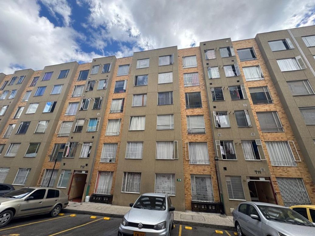 Apartamento de 3 alcobas en venta en Cr Molinos Del Milenio, Bogotá, 42 m² · foto 2 de 14