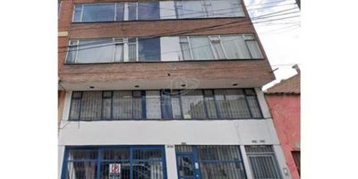CODIGO: 943FR9365

Se vende un apartamento ubicado en el barrio los martires, en Bogotá D.C. El inmueble cuenta con 4 habitaciones, 3 baños completos, una superficie total de 99 metros cuadrados y fue construido en 1973. La propiedad se encuentra en buen estado, tiene una distribución funcional y una cocina equipada. Además, ofrece una ubicación privilegiada en el centro de la ciudad, con acceso cercano a restaurantes, tiendas, museos y teatros. El apartamento se ubica en un cuarto piso, lo que le brinda luminosidad y amplitud. Ideal para familias que buscan comodidad, profesionales que valoran la cercanía a su lugar de trabajo y a zonas de entretenimiento, así como inversores en busca de alta rentabilidad. Contáctanos para programar una visita y conocer más detalles sobre esta propiedad.
