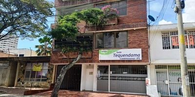 EXCELENTE EDIFICIO DE 3 PISOS MAS TERRAZA EN PLENO SECTOR DE SALUD Y AFINES EN TEQUENDAMA ,  LOTE DE 292 M2 .  PRIMER PISO 225 M2 CONSTRUIDOS, LOCAL RENTANDO  EN $ 4.250.000  , CON 6 BAÑOS Y 7 CONSULTORIOS, GARAJE ,  SEGUNDO APARTAMENTO  DE 218 M2,  4 ALCOBAS, COCINA, SALA-COMEDOR, 4 BAÑOS ,  PATIO.  TERCER PISO  APARTAMENTO DE  201 M2  CONSTRUIDOS,  4 ALCOBAS, 4 BAÑOS, SALA-COMEDOR, COCINA Y PATIO.  TOTAL CONSTRUIDOS 644 M2  MAS 75 METROS DE TERRAZA PARA ACONDICIONAR ., AMPLIOS ESPACIOS PARA VIVIENDA O ADECUAR CONSULTORIOS Y OFICINAS, USO DE SUELO COMERCIAL , SALUD , EDUCATIVO, EMPRESARIAL , SERVICIOS INDEPENDIENTES , GRAN POTENCIAL DE VALORIZACION ,VENTA  $ 1.800.000.000 , INFO CARLOS LOPEZ 3188810868 , 6024056884 , www.clinmobiliaria.com