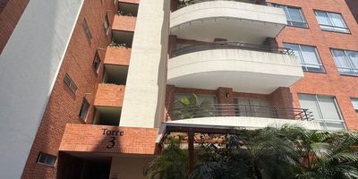 ¡Bienvenido a tu nuevo hogar en este encantador apartamento ubicado en el Oeste de la ciudad en el sector de Cristales, Con un area de 115 metros cuadrados de espacio para que puedas disfrutar al máximo. Imagina despertar cada mañana en este acogedor lugar, con una ubicación privilegiada que te brinda comodidad y tranquilidad. La luz natural inunda cada rincón, creando un ambiente cálido y acogedor. Consta de amplia Sala con Balcon con vista exterior, sala comedor, Dos Habitaciones auxiliares y una Habitacion principal con baño y vestier, La cocina es el corazón de la casa, perfecta para preparar deliciosas comidas y disfrutar en familia. Las habitaciones son amplias y luminosas, ideales para descansar y relajarte, zona de oficios y habitacion de servicio con baño, Parqueadero doble lineal en sotano. Además, cuenta con todas las amenidades que necesitas para vivir cómodamente, cancha de tenis, piscina climatizada, salon social, jacuzi, zona de juegos infantiles, gimnasio, salon de coworking, parqueadero de visitantes. No pierdas la oportunidad de hacer de este lugar tu nuevo hogar. ¡Ven a visitarlo y enamórate! Contactanos| 3205791334.