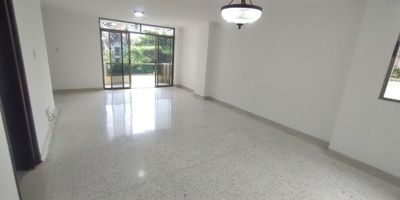 Apartamento de 131 metros aproximadamente, ubicado en el cuarto piso sin ascensor, consta de recibo, sala-comedor, balcón, hall de alcobas, tres alcobas con sus closets, baño auxiliar y baño principal, cocina integral, zona de labores, cuarto de servicio con su baño interno, garaje.