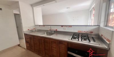 Casa en arriendo en la Mota, Medellín primer piso de 140 m2 aproximadamente, cuenta con 4 alcobas, 3 closets, 1 vestier, 4 baños, sala-comedor, cocina integral, red de gas, zona de ropas, patio, calentador, balcón y parqueadero.En unidad cerrada con piscina, gimnasio, juegos infantiles, salón social, zonas verdes, placa deportiva, parqueadero de visitantes y portería 24 horas.Adicional tiene rutas de acceso y transporteCercanías:&nbsp;Centro Comercial Arkadia, Parque de la Mota, Avenida 80, Clínica de las Americas, Mall la MotaPara mayor información contáctame Nicolas Porras 3023258055