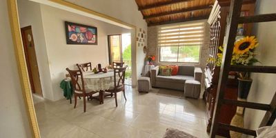 Apartamento cuenta con tres habitaciones, dos baños, sala, comedor, balcón con vista a la calle y cocina semi integral. Además, dispone de un altillo ideal para estudio o bodega,  parqueadero comunal, portería, piscina, salón social, juegos infantiles, ubicado en el barrio Villa Carolina.