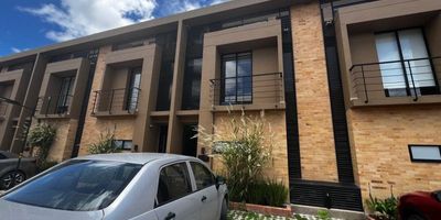 Casa en venta en Conjunto Residencial Fique, Chía, con una excelente ubicación y todas las comodidades que buscas. La propiedad cuenta con 114 m² construidos distribuidos en 3 niveles, ofreciendo amplitud y funcionalidad. Dispone de 3 habitaciones, espacios luminosos, 3.5 baños, zona social con sala y comedor, y una cocina integral práctica y moderna. Además, cuenta con 2 garajes para tu comodidad.

Su ubicación es uno de sus mayores atractivos: a pocos minutos de los principales centros comerciales de Chía, colegios y vías de acceso hacia Bogotá. Como valor agregado, encontrarás un Oxxo en la portería del conjunto, lo que brinda conveniencia y seguridad.

El conjunto ofrece un entorno residencial tranquilo, con vigilancia 24/7 y áreas comunes ideales para la familia. Una excelente oportunidad de inversión o para vivir en una de las zonas más valorizadas de Cundinamarca.