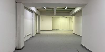 Presentamos esta casa comercial o bodega de 174 m² construidos sobre un lote de 120 m², cuenta condos plantas, en la primera se encuentra un hall de acceso una oficina o star, escaleras, baño, bodega y depósito. En la segunda planta se encuentra una amplia zona con múltiples usos, una oficina y una sala de reuniones con un baño. 
Apto para bodega, local comercial, oficinas, taller de bajo impacto, y centro de depósito.
Situado en una de las zonas comerciales y estratégicas en Bogotá, con excelentes vías de acceso como Calle 72, calle 68 y Carrera 30 NQS, facilitando la logística, el transporte y el acceso de clientes.