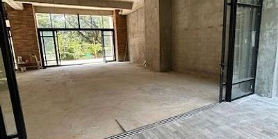 LOCAL COMERCIAL ubicado en el primer piso de un prestigioso edificio con mucha arquitectura, en el barrio Las Lomas en el Poblado llamado Los Patios! El edificio consta de 19 exclusivos apartamentos de más de 300 m2 con mucho diseño y maravillosos jardines. Está a solo unas cuadras de Provenza. El local comercial está en el primer piso. Cuenta con 100 m2 de área cubierta en doble altura 4,70 mts mas 40 de terraza cubierta. Este proyecto fue diseñado y construido por el grupo OBLICUO, los mismos de Provenza Arriba, Quebrada Arriba, La manigua, El Zarzo, Baharaque, entre otros.El precio del arriendo para el total de $17.000.000 mas iva, mas admin de $1.500.000