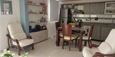 APARTAMENTO EN VENTA EN VILLAPILAR MANIZALES

Oportunidad para quienes buscan un apartamento amplio con ambientes bien definidos y listos para habitar. Este inmueble es ideal para familias, con espacios que ofrecen comodidad, luz natural y una vista panorámica, combinando lo mejor de la vida urbana con la tranquilidad de un sector residencial.

 

Características de la propiedad

Este apartamento dúplex de 112 m2 se distribuye en dos niveles. El primer nivel tiene sala comedor, cocina integral, un baño, terraza y zona de ropas. En el segundo nivel se encuentran las tres habitaciones y los dos baños, uno de ellos en la habitación principal. Cuenta con armarios empotrados, calentador y un garaje.

 

Entorno y acceso

Ubicado en el barrio Villapilar, el edificio ofrece un salón comunal, ascensor y accesos adaptados para personas con movilidad reducida. Se encuentra en una zona residencial, cerca de colegios, universidades y con acceso a transporte público. La vista panorámica es un valor agregado que permite disfrutar de un paisaje urbano y natural.

 

Contáctanos

Para más información, agenda una visita guiada o resolver dudas. Comunícate con nosotros de forma inmediata a través de WhatsApp. Estamos listos para atenderte y ayudarte a encontrar tu próximo hogar.


 
