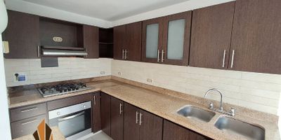 Apartamento, venta, Loma de las Brujas, Envigado

Descubre este amplio apartamento de 146.85 m² distribuidos en tres niveles que ofrecen un estilo de vida lleno de comodidad y privacidad. En el primer piso encontrarás una sala comedor con excelente iluminación natural, baño social, cocina integral equipada con horno, zona de ropas independiente y baño de servicio. El segundo nivel cuenta con tres alcobas, una de ellas con baño privado, más un baño familiar. El tercer nivel está destinado a la alcoba principal, la cual incluye baño con bañera, clósets y acceso a uno de los tres balcones con vista a la ciudad. El inmueble dispone de un parqueadero sencillo y dos cuartos útiles internos, además de estudio y pisos en cerámica. La unidad cerrada ofrece vigilancia 24 horas, ascensor, salón social, zonas verdes, parque infantil, citófono, CCTV y parqueaderos para visitantes, garantizando seguridad y confort. ¡Aprovecha esta gran oportunidad de inversión y contáctanos!
