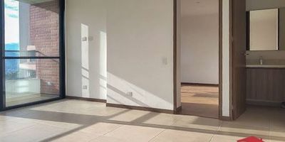 Excelente inmueble, estado, acabados, distribución, espacios, luz natural, entorno tranquilo, seguro, bonito, cerca a, Mall city plaza, Mall terrazina plaza, Guadalcanal, hospital Manuel Uribe Ángel, universidad envigado, transporte integrado metro, entre otros.