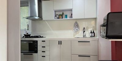 Encuentra tu oasis en la ciudad! Te presentamos este hermoso apartamento de 95m2 ubicado en Poblado, el vibrante y cosmopolita barrio de Medellín. 
Con 3 amplias alcobas con closet, 2 completos baños y un diseño moderno con pisos de madera laminada, este apartamento tiene todo lo que necesitas para sentirte como en casa. Su amplia sala comedor y cocina integral, iluminada por su balcón, son el lugar perfecto para reunirte con familia y amigos.  
Además, podrás disfrutar de la comodidad de tener lavadora y calentador incluidos, zona de ropas y parqueadero de visitas. El edificio cuenta con juegos para niños y está ubicado en una zona residencial tranquila y segura. 
Lo mejor es que aquí tienes todo cerca: está a minutos de los mejores centros comerciales y restaurantes de Poblado. El transporte público pasa justo por la puerta para que te movilices fácil por la ciudad. 
¡Y como cereza en el pastel: se permiten mascotas! Así que trae a tu mejor amigo peludo y disfruta de la vida en esta 