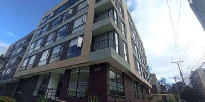 Arriendo apartaestudio de 30 m en el exclusivo barrio Nuevo Country, al norte de Bogotá, una de las zonas de mayor valorización y tranquilidad de la ciudad. Su ubicación estratégica permite fácil acceso a la Calle 134, Autopista Norte, Clínica Reina Sofía, centros comerciales, parques y restaurantes. El inmueble es tipo loft, moderno y funcional, con cocina integral, baño privado, excelentes acabados y una iluminación natural que crea un ambiente cálido y acogedor. Ideal para profesionales independientes o parejas que buscan comodidad, estilo y cercanía a todo lo que necesitan. El edificio ofrece vigilancia 247, ascensor y zonas comunes diseñadas para el bienestar de los residentes. Para más información contáctanos al 318 516 6705 o al correo anderson.sanchezinmobiliariabogota.com en Inmobiliaria Bogotá trabajamos para ofrecerte una experiencia de vida excepcional desde el primer momento en que eliges formar parte de nuestra comunidad.