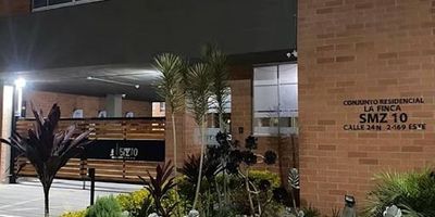 Lindo apartamento Ubicado en el hermoso municipio de Madrid Cundinamarca consta de tres habitaciones, dos baños, cocina con muebles superiores, zona de lavandería, con muy buena distribución e iluminación natural. Definitivamente el mejor e ideal lugar para que se sientan cómodos y a gusto. Se reciben mascotas.  Para más información con gusto al 320.4454033 o al correo Karen.gomezinmobiliariabogota.com